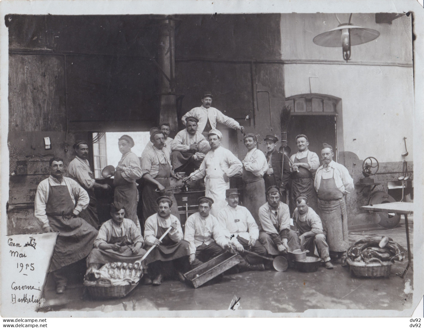 CALVADOS CAEN CASERNE HAMELIN 1915 SUITE DE DEUX PHOTOS DES CUISINIERS - Guerre, Militaire