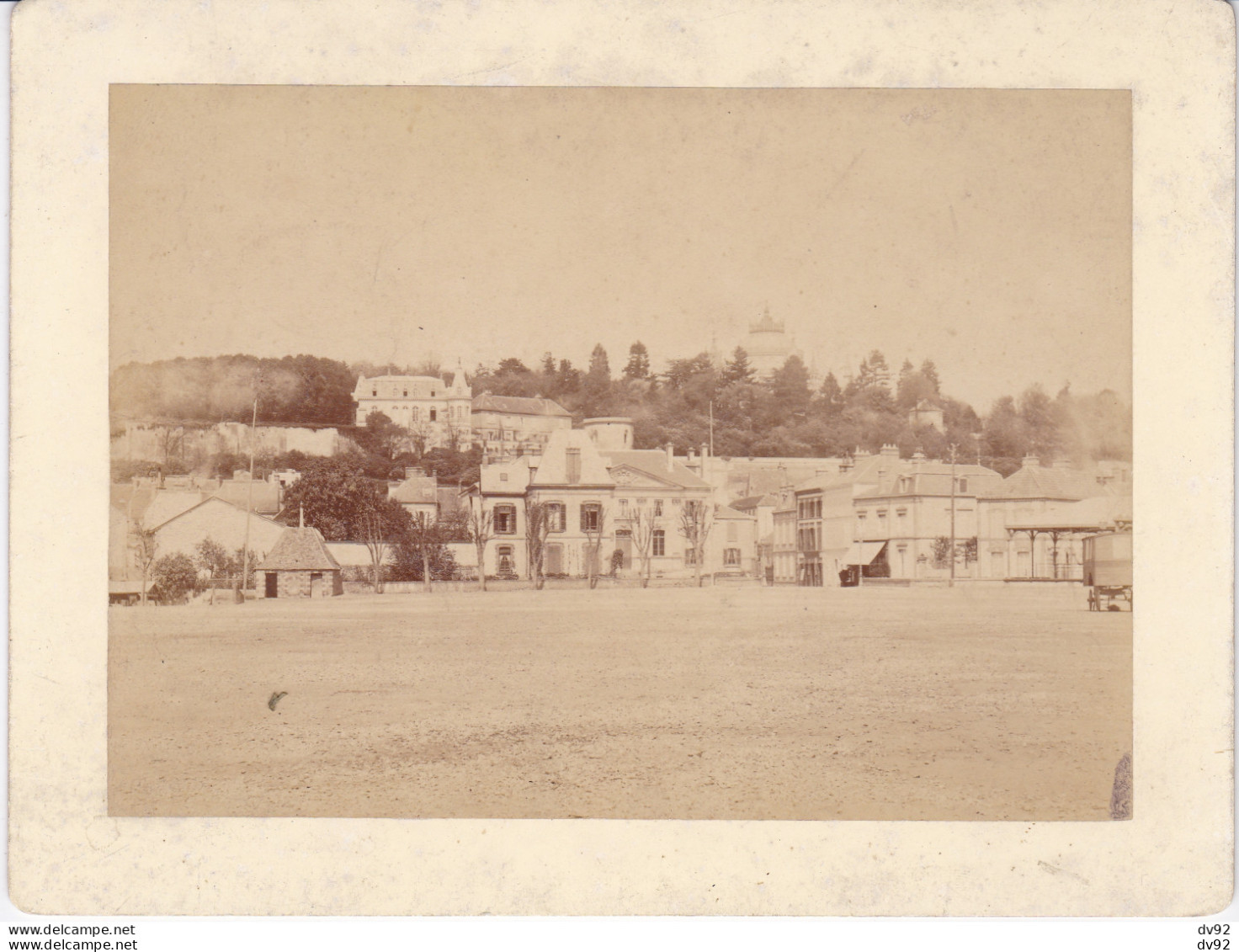 EURE ET LOIR DREUX PHOTOGRAPHIE PRISE DE LA PLACE VERS LE CHATEAU (NOM DU PHOTOGRAPHE AU DOS) - Orte