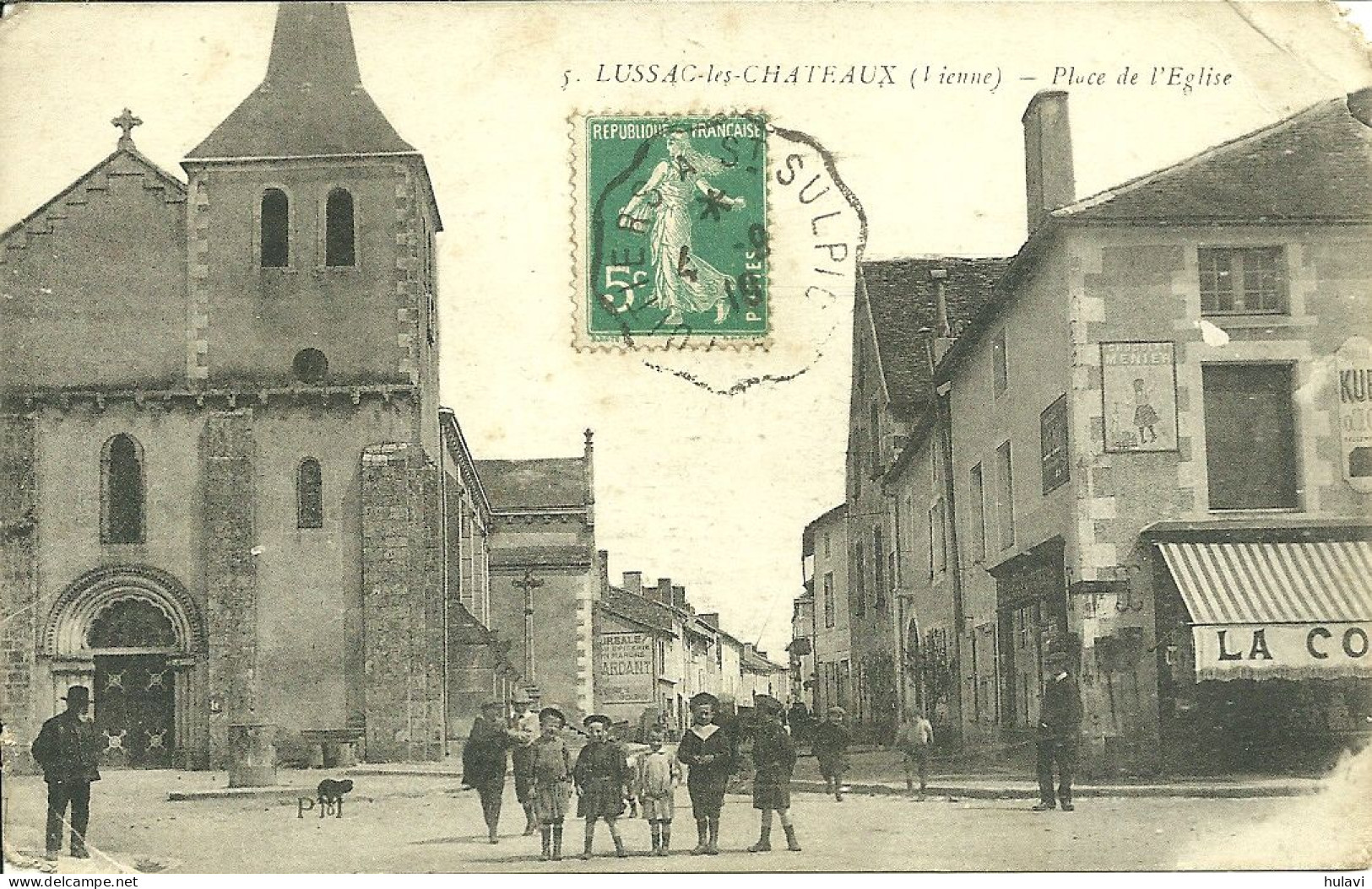 86  LUSSAC LES CHATEAUX - PLACE DE L' EGLISE (écornée) (ref 8818) - Lussac Les Chateaux
