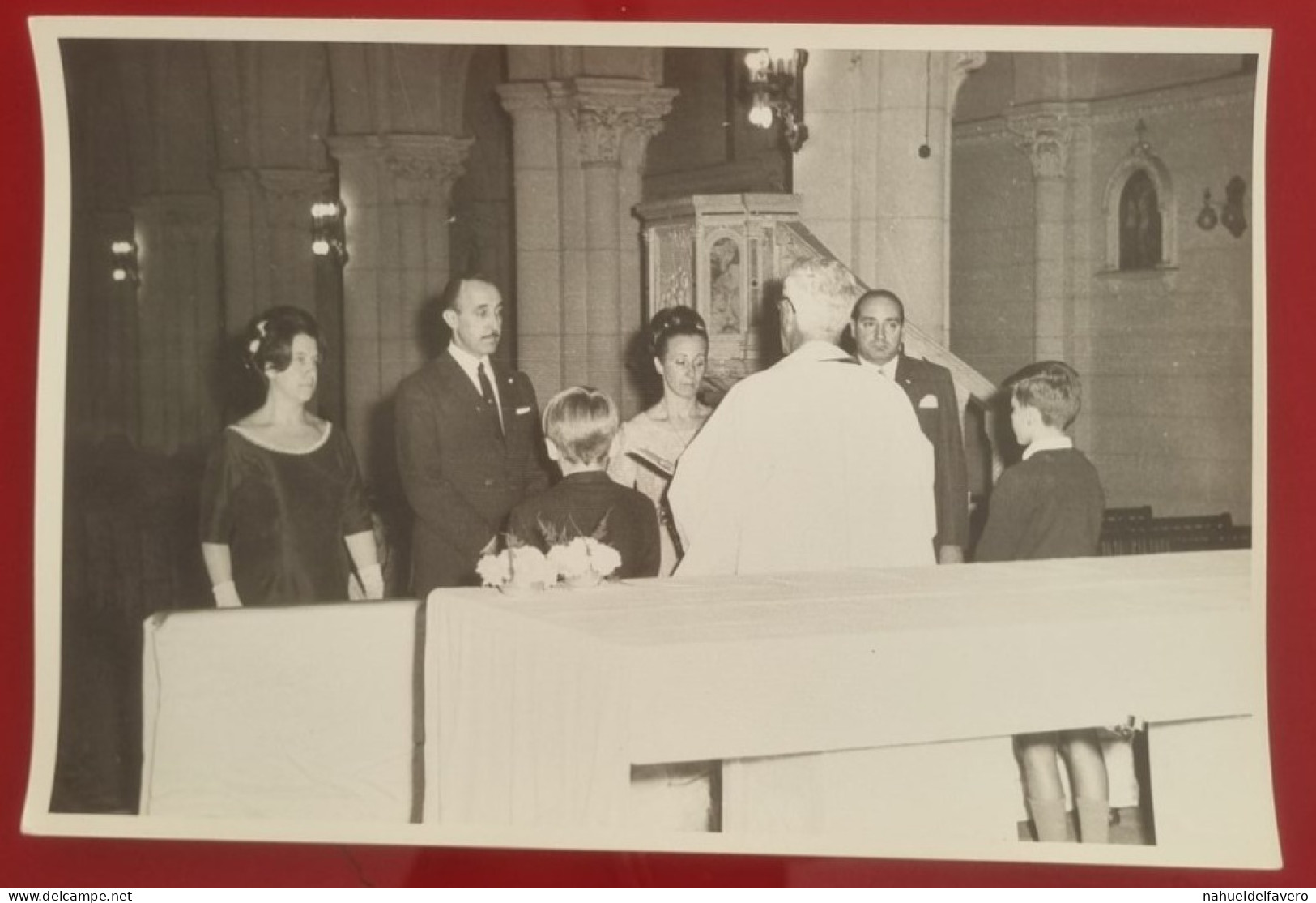 PH Original - 18 Cm X 12 Cm - ARGENTINA - ALBUM DE MARIAGE - COUPLE À L'AUTEL DEVANT LE PRÊTRE RECEVOANT LA BÉNÉDICTION - Anonymous Persons