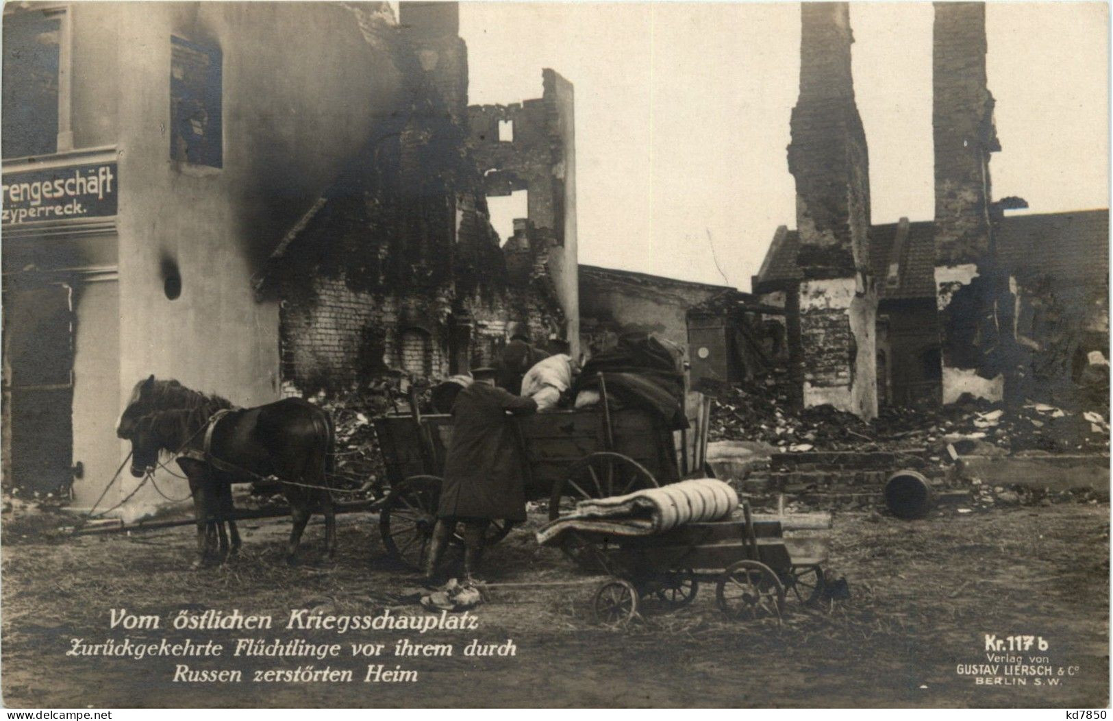 Flüchtlinge Vor Ihrem Zerstörten Heim - Weltkrieg 1914-18