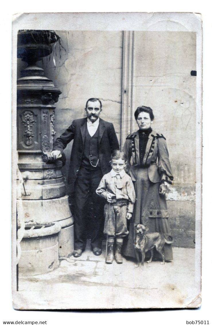 Carte Photo D'une Famille élégante Avec Leurs Petit Chien Posant Dans La Cour De Leurs Immeuble Vers 1910 - Personnes Anonymes