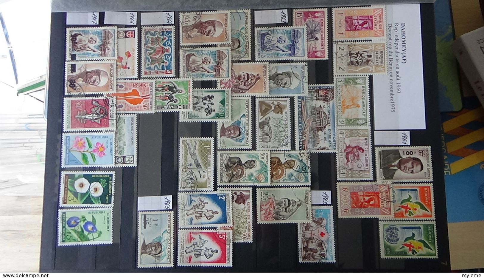 BG1 Ensemble de timbres de divers pays + 10 timbres Italie N° 2370Aa ** Cote 2500 euros. A saisir !!!