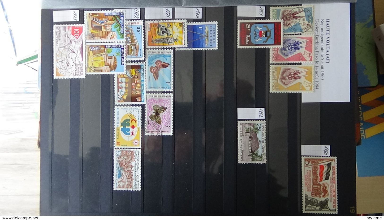 BG1 Ensemble de timbres de divers pays + 10 timbres Italie N° 2370Aa ** Cote 2500 euros. A saisir !!!