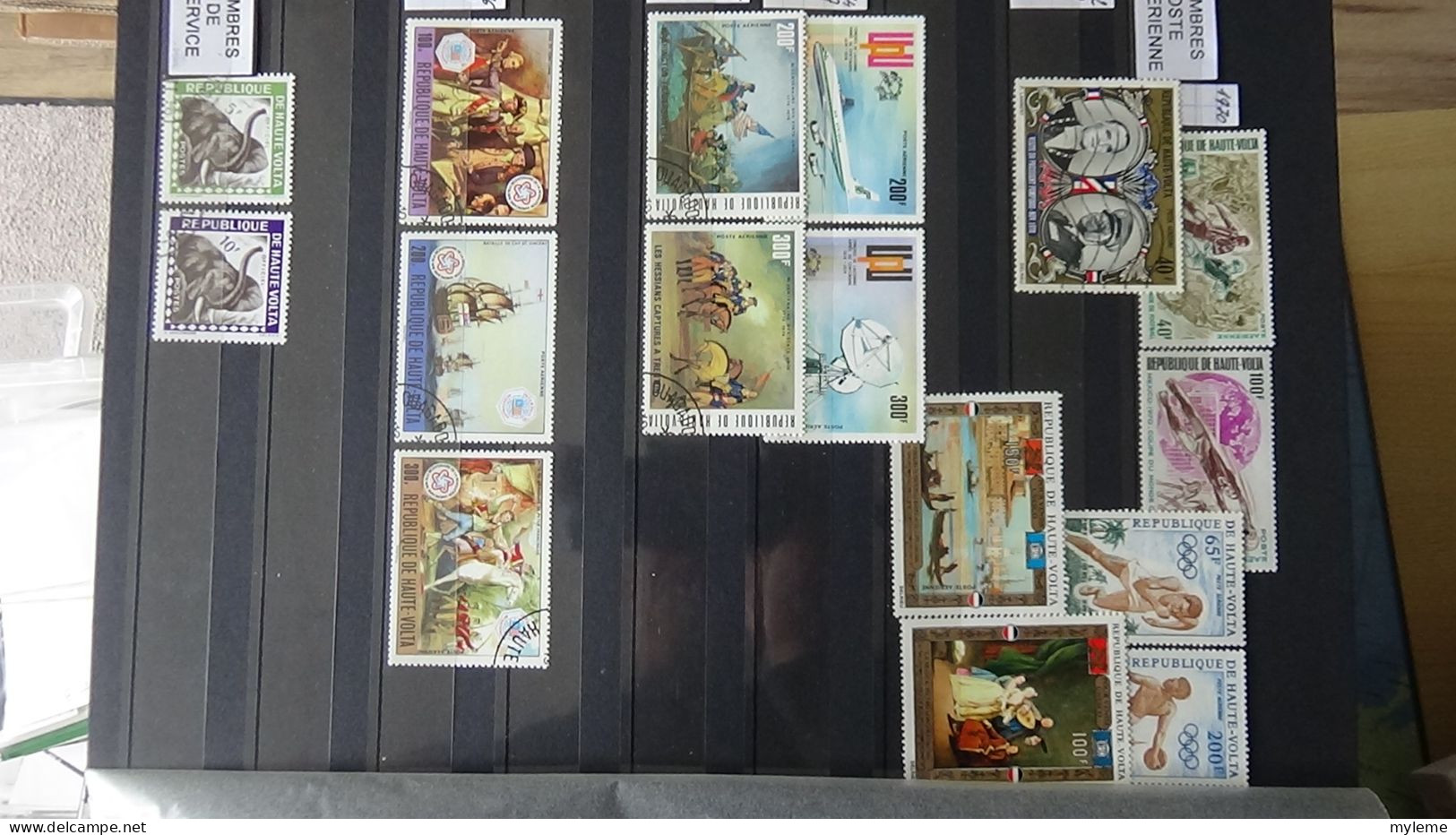 BG1 Ensemble de timbres de divers pays + 10 timbres Italie N° 2370Aa ** Cote 2500 euros. A saisir !!!