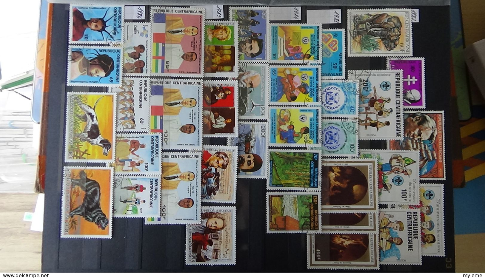 BG1 Ensemble de timbres de divers pays + 10 timbres Italie N° 2370Aa ** Cote 2500 euros. A saisir !!!