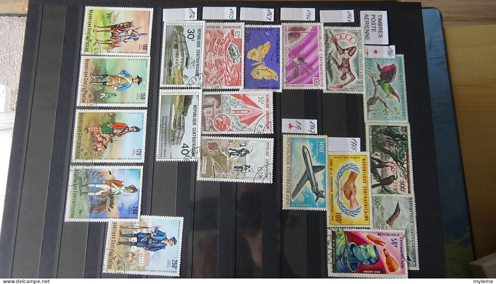 BG1 Ensemble de timbres de divers pays + 10 timbres Italie N° 2370Aa ** Cote 2500 euros. A saisir !!!