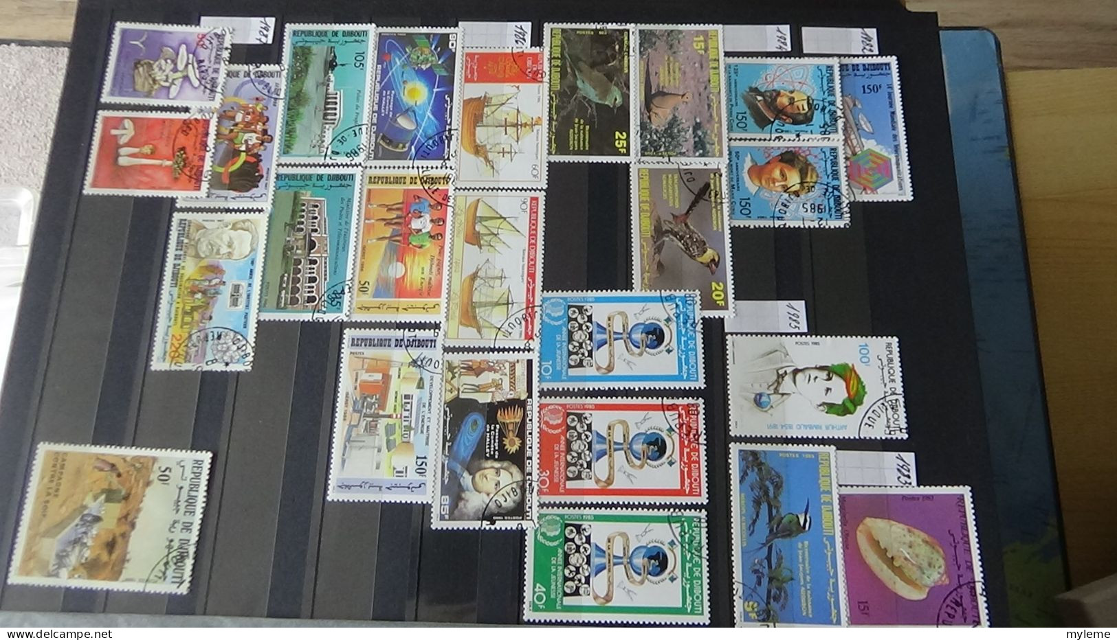 BG1 Ensemble de timbres de divers pays + 10 timbres Italie N° 2370Aa ** Cote 2500 euros. A saisir !!!