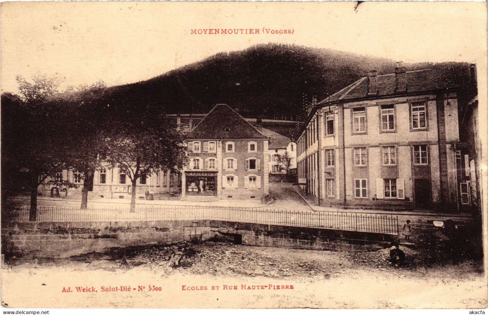 CPA Moyenmoutier Ecoles Et Rue Haute-Pierre (1391105) - Autres & Non Classés