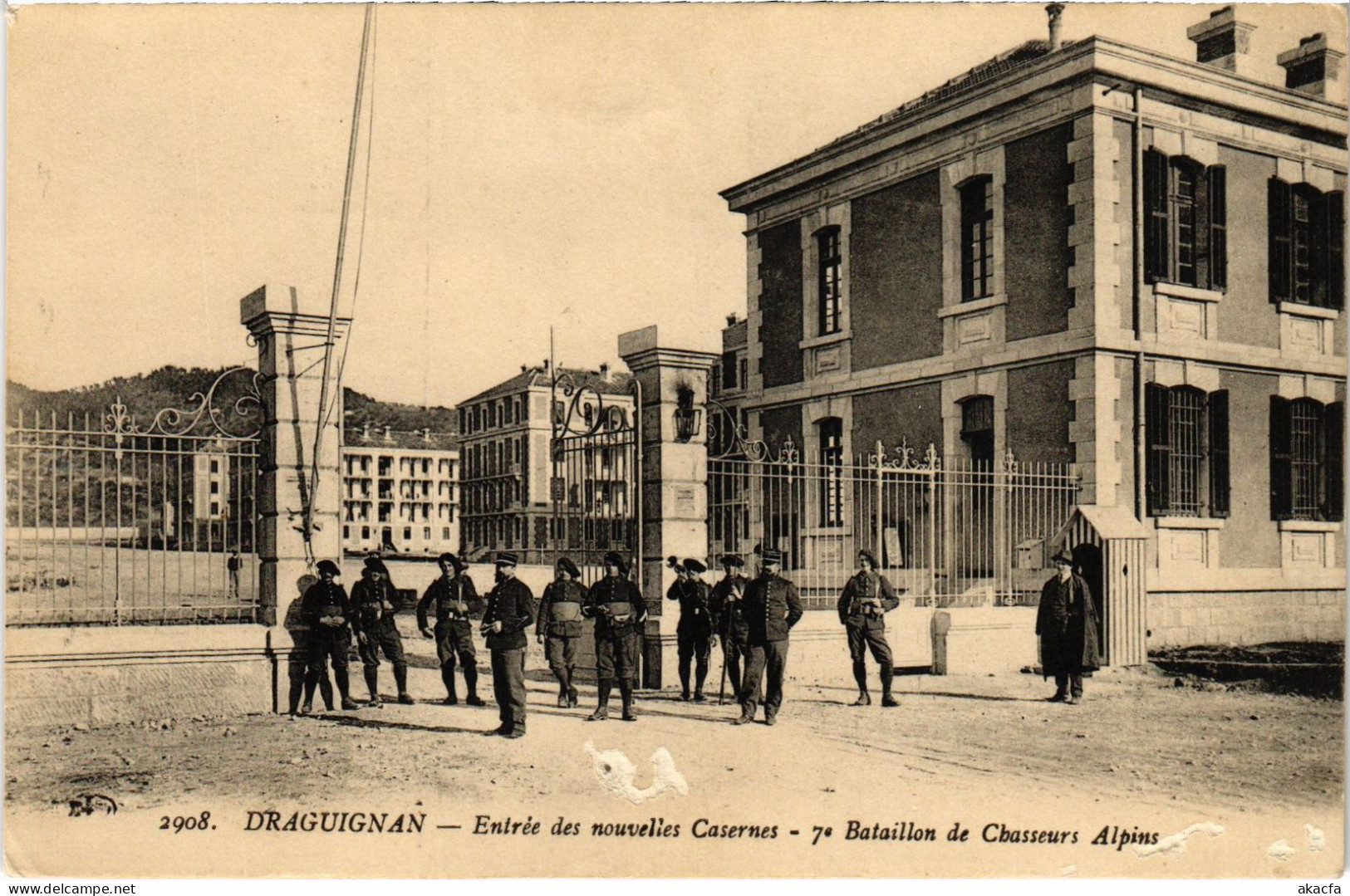 CPA Draguignan Nouvelles Casernes (1391032) - Draguignan