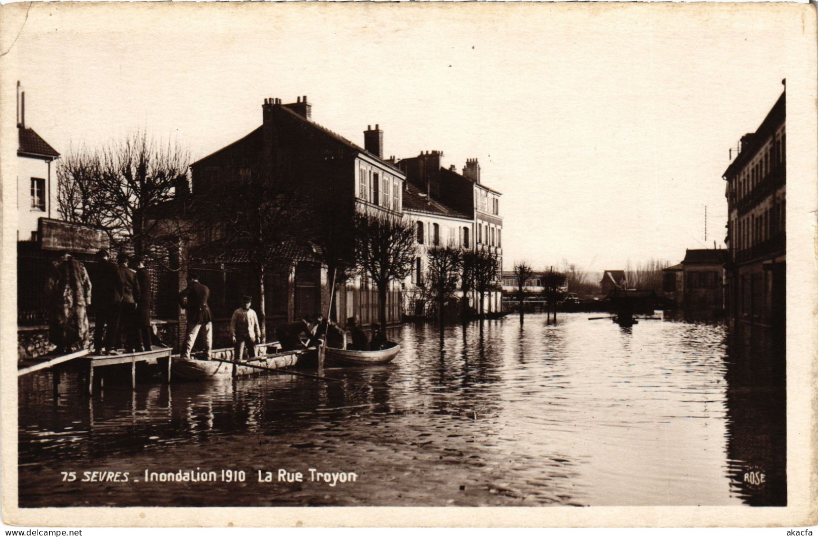 CPA Sevres Rue Troyon Inondations (1391202) - Sevres