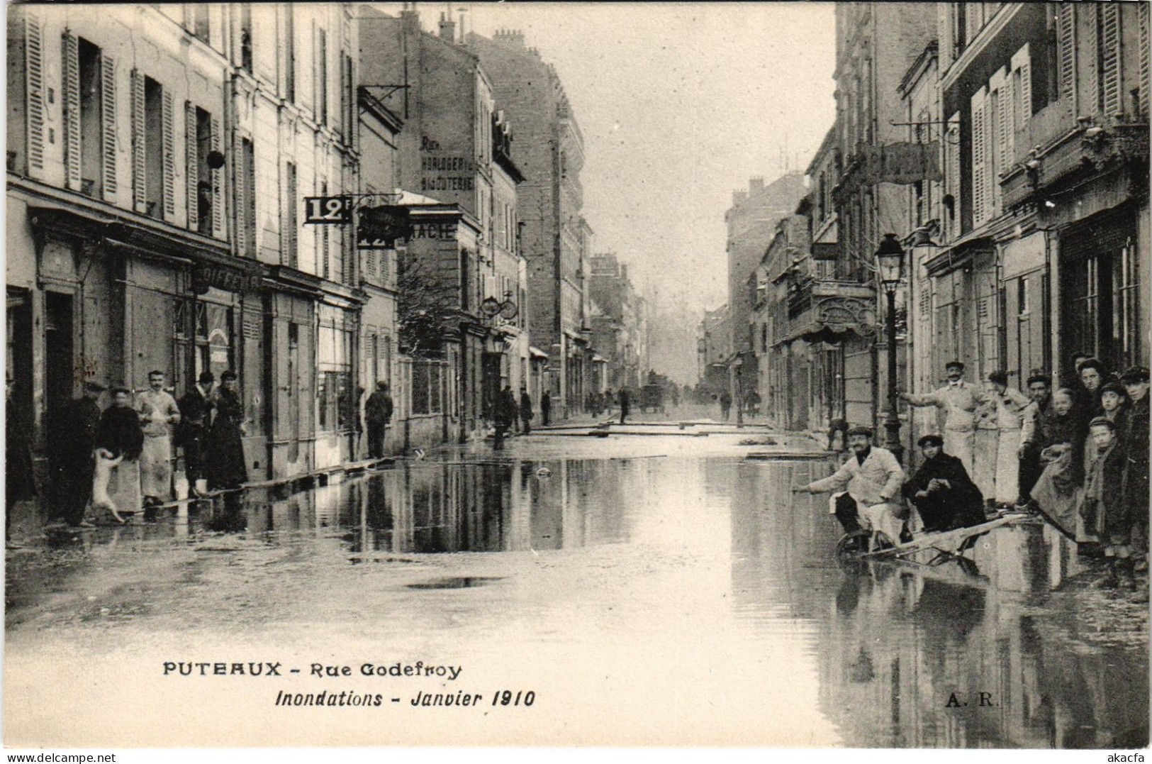 CPA Puteaux Rue Godefroy Inondations (1391193) - Puteaux