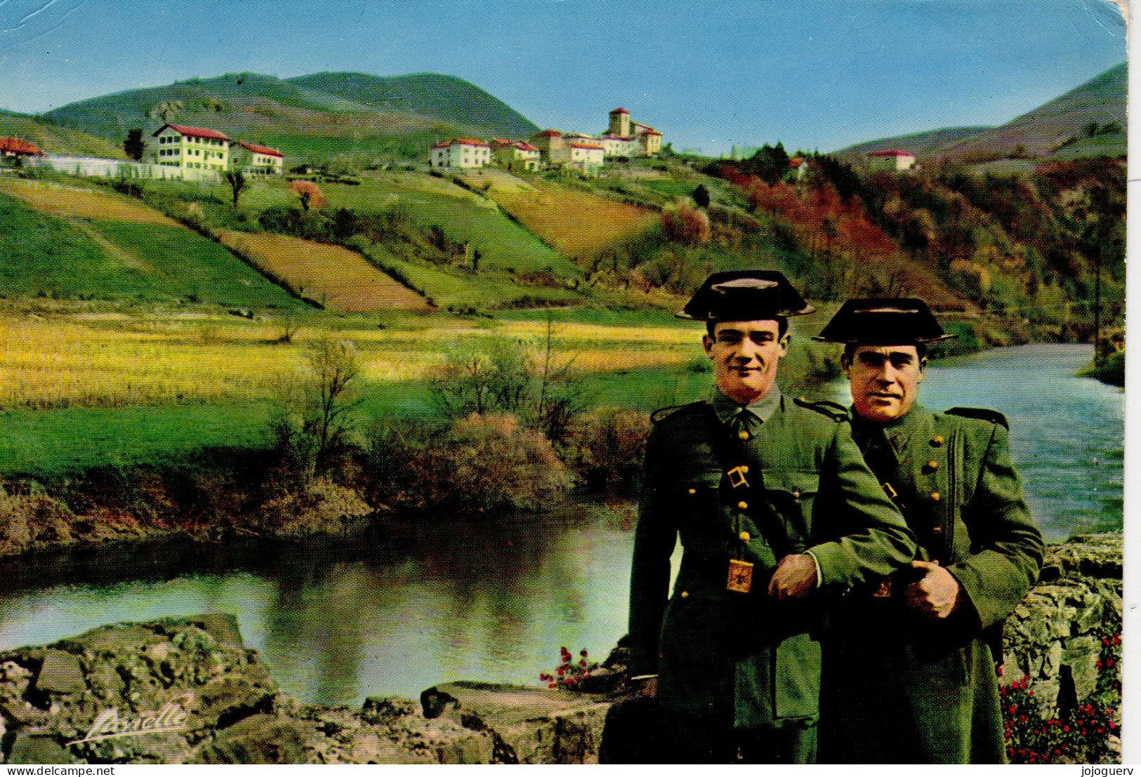 Pays Basque Les Douaniers Espagnols Sur La Bidassoa . Au Fond Le Village De Biriatou ( éditeur à Biarritz - Biriatou