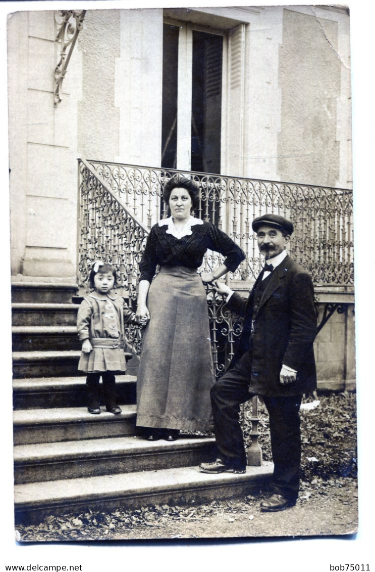 Carte Photo D'une Famille élégante Posant Sur Les Escaliers De Leurs Maison Vers 1915 - Personnes Anonymes