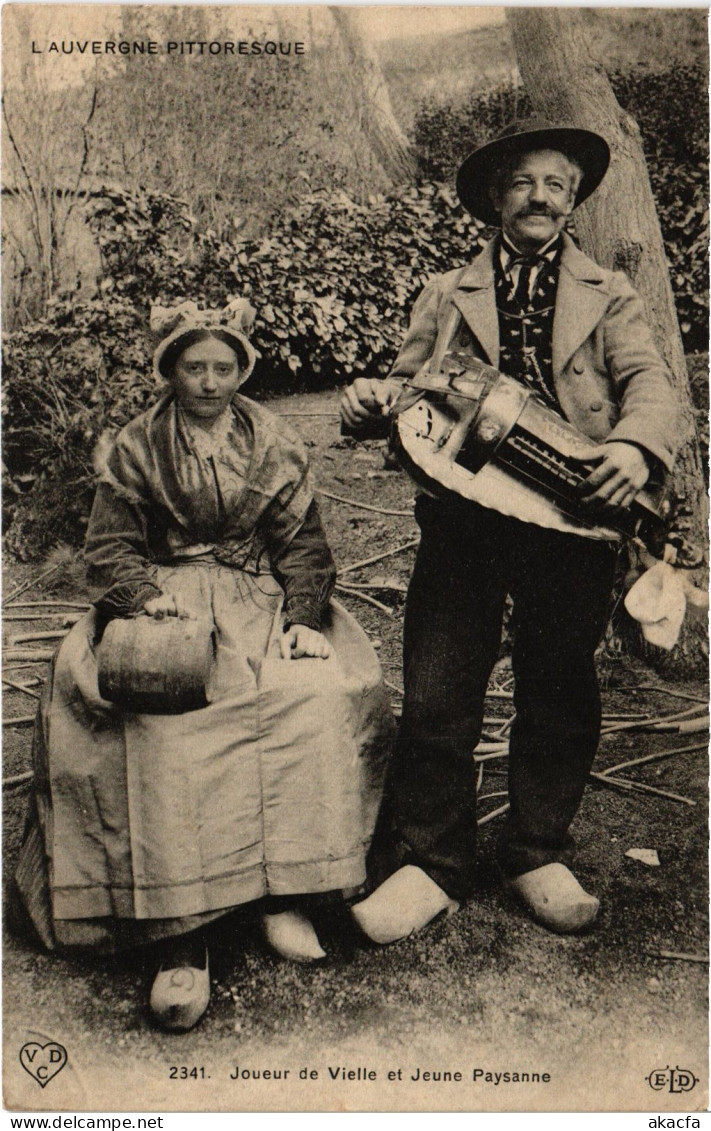 CPA Auvergne Joueur De Vieille Et Jeune Paysanne Folklore (1390106) - Auvergne Types D'Auvergne