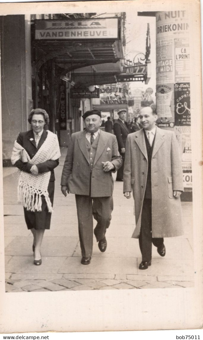 Carte Photo D'une Femme élégante Avec Deux Homme Se Promenant Dans Une Rue En 1957 - Personnes Anonymes