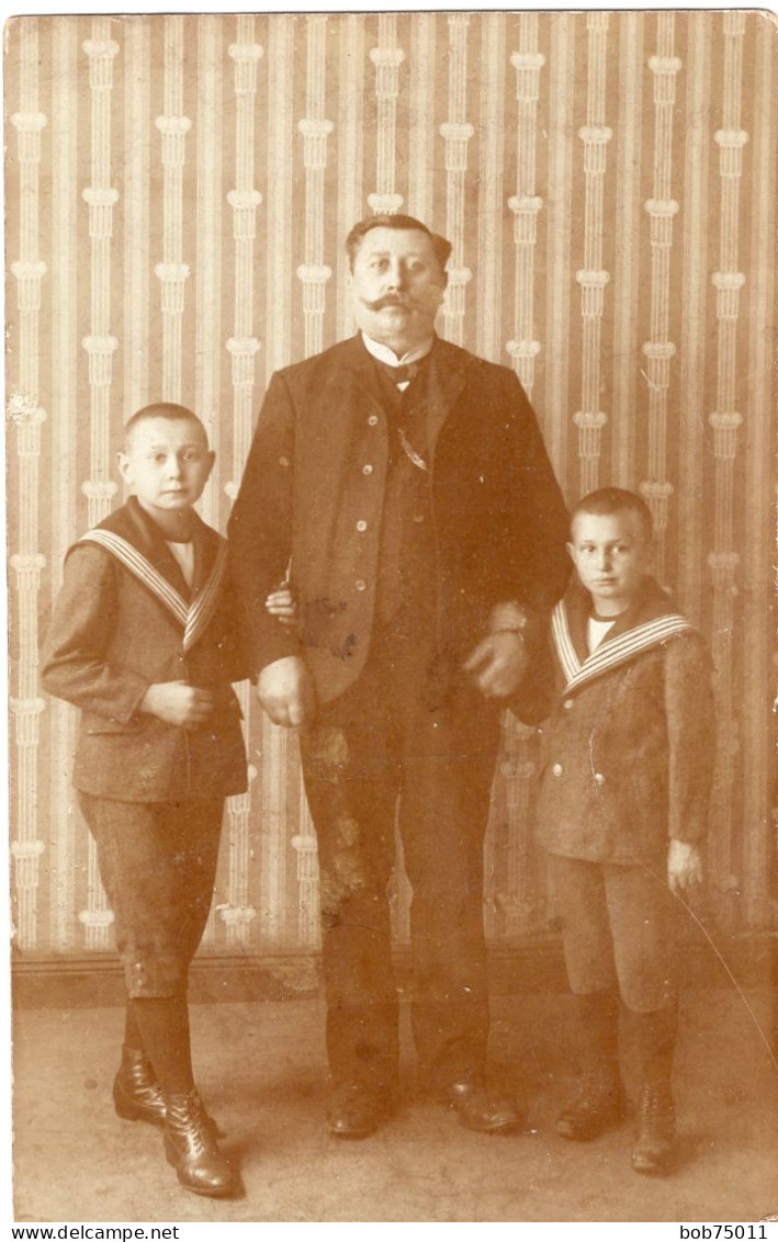 Carte Photo D'un Homme élégant Avec Ces Deux Jeune Garcon Posant Dans Leurs Maison Vers 1910 - Personnes Anonymes