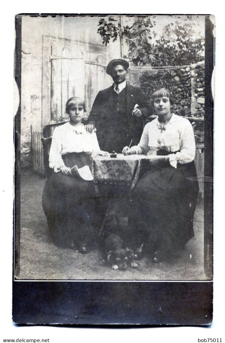 Carte Photo D'un Homme élégant Avec Deux Jeune Filles élégante Posant Dans Leurs Jardin Vers 1910 - Personnes Anonymes
