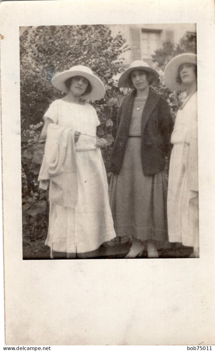 Carte Photo D'une Femme élégante Avec Ces Deux Jeune Fille Posant Dans Leurs Jardin Vers 1910 - Personnes Anonymes