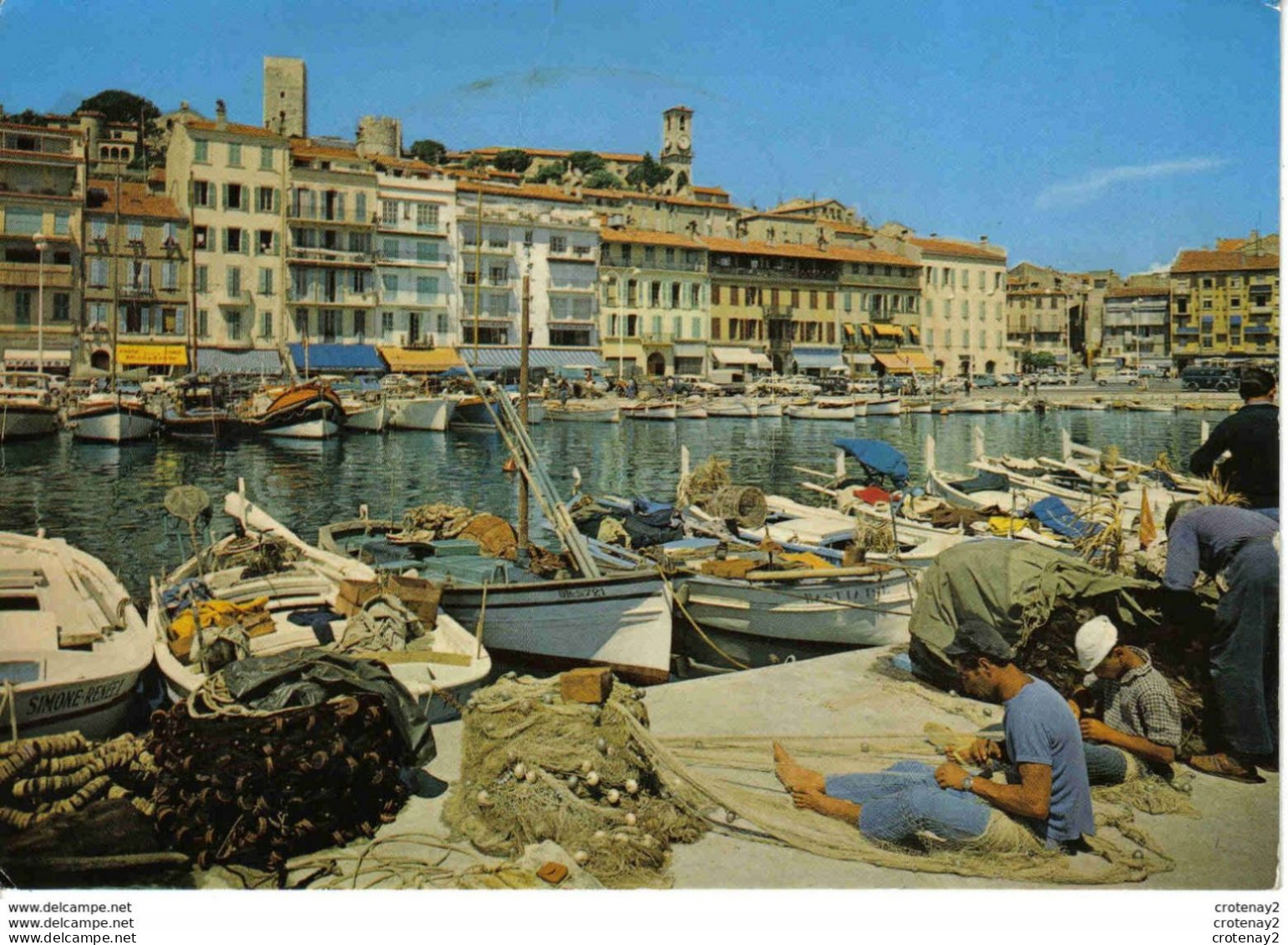 06 CANNES N°1197 Coin Du Port Pêcheurs Réparant Filets Bateaux Se Nomment Bastiaise Et Simone Renée I Voitures En 1974 - Cannes