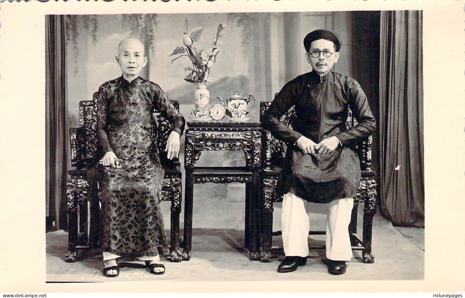 Photo Originale Format Carte Postale De 2 Dignitaires Vietnamiens , Légende Au Dos à Traduire Cliché Van Van Saïgon - Viêt-Nam