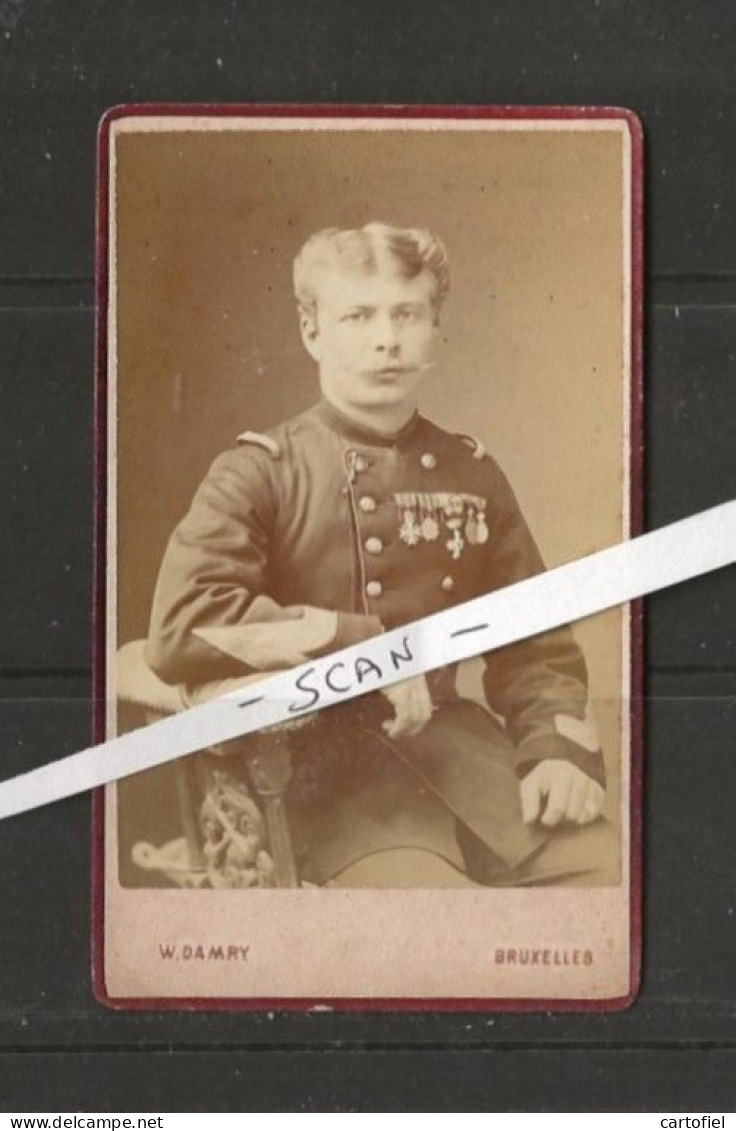 PHOTO-C.D.V.-SOLDAT-MILITARIA-BELGE-MEDAILLES+-1880-PHOTOGRAPH-WALTER DAMRY-BRUXELLES-TOP-VOYEZ LES 2 SCANS - Krieg, Militär