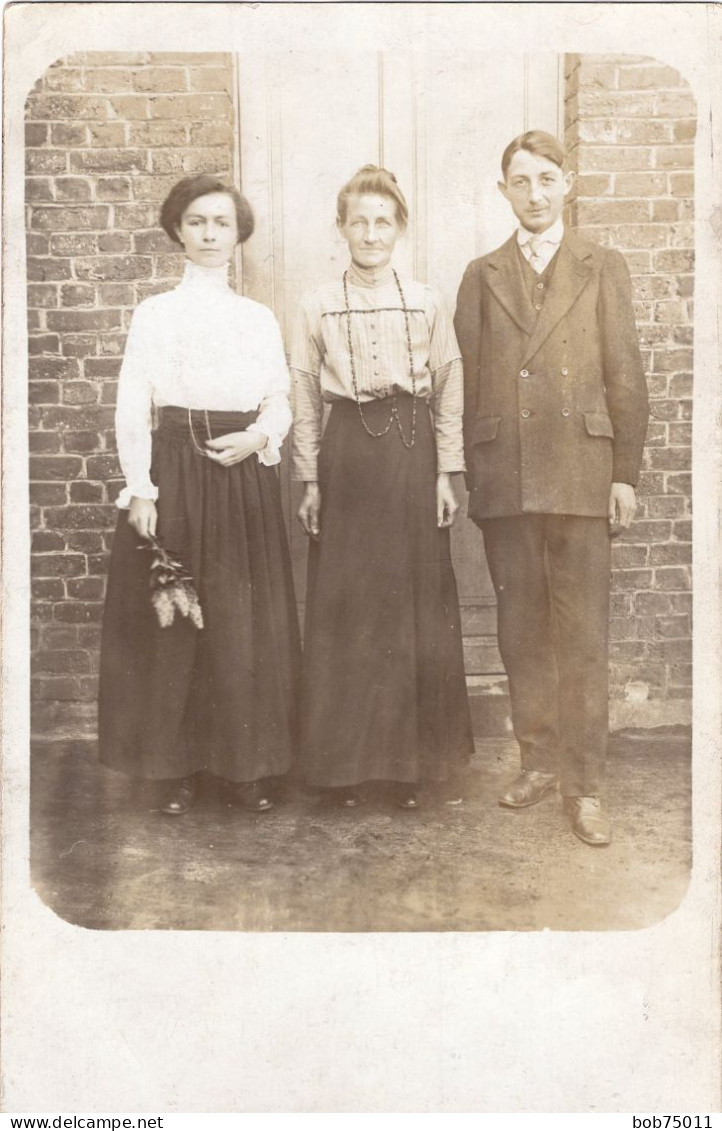 Carte Photo De Deux Femmes élégante Avec Un Homme Posant Dans La Cour De Leurs Maison Vers 1910 - Personnes Anonymes