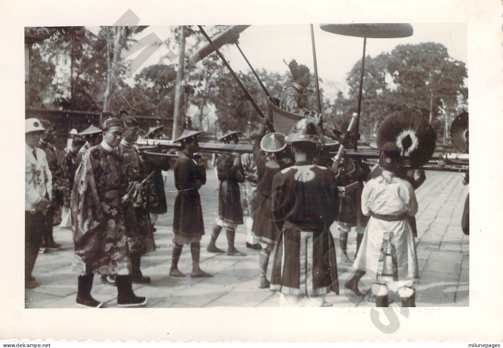 Grande Photo Originale De L'Empereur D'Annam Bao Dai Sur Son Baldaquin à Porteurs Cliché Tang Vinh Hué - Asie