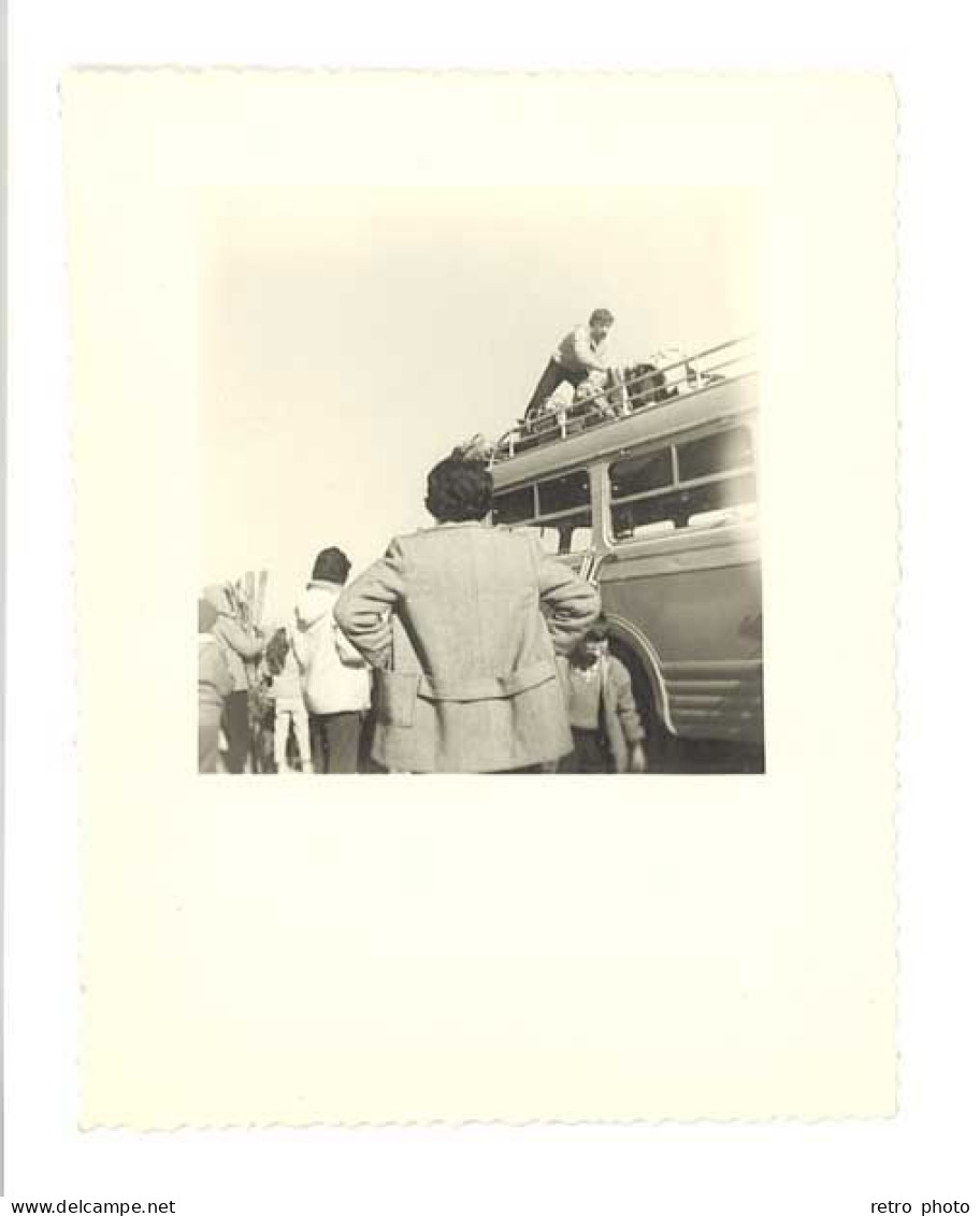 Photo Automobile / Autobus En Cour De Chargement, Col De Maure 1961 ( Ski, Skieurs ) - Automobile