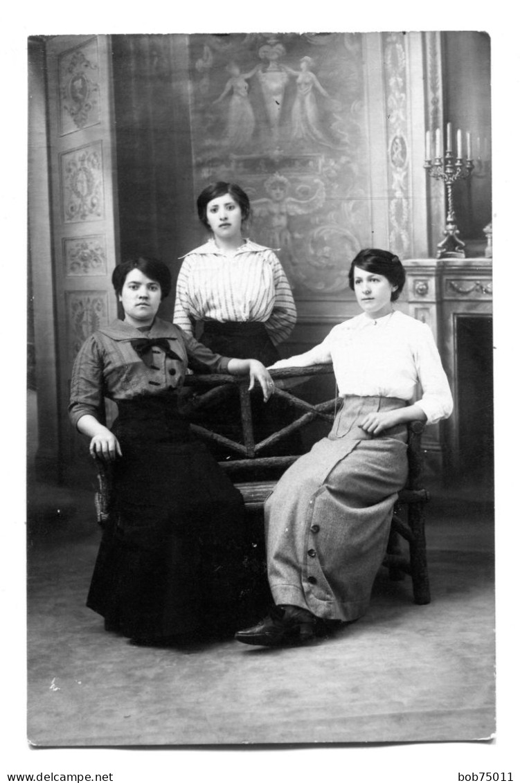 Carte Photo De Trois Jeune Femme élégante Posant Dans Un Studio Photo Vers 1910 - Personnes Anonymes