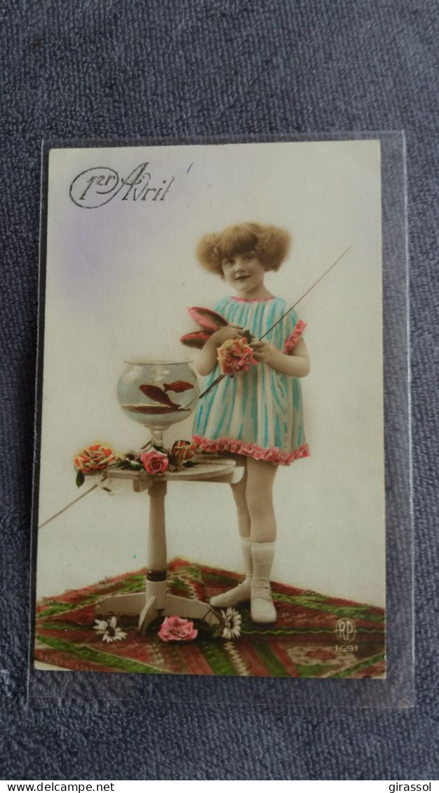 CPA FILLE FILLETTE PECHANT LES POISSONS ROUGE BOCAL ROSES RP 1691 1 ER AVRIL - April Fool's Day