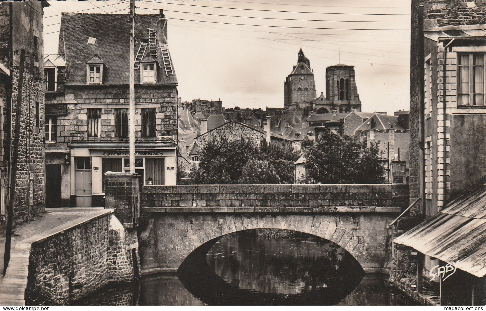 Guingamp (22 - Côtes D'Armor)  La Basilique , Vue Du Pont Saint Michel - Guingamp