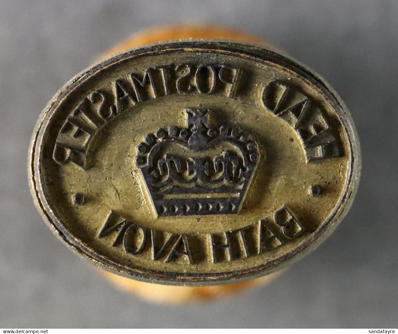 STAMP - BATH BRASS HANDSTAMP. Inscribed 'The Postmaster - Bath Avon'. Oval With Wooden Handle. 36 X 26 X 80mm. - ...-1840 Prephilately