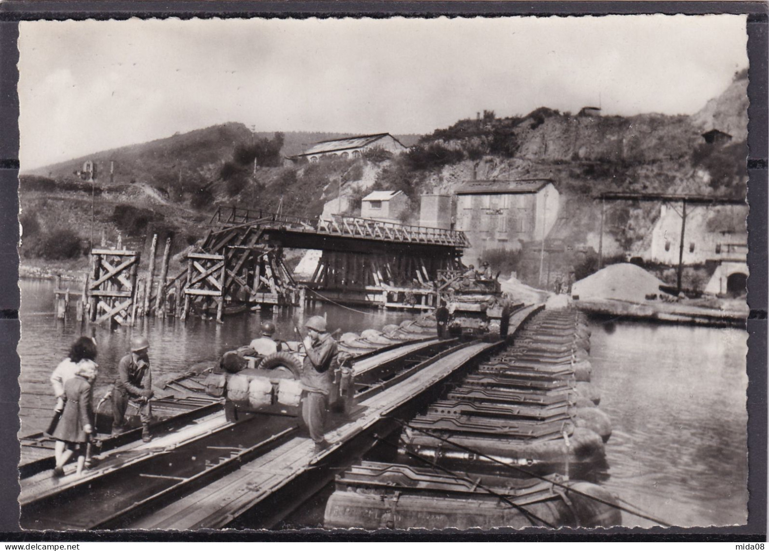 08. FUMAY . Passage De La Meuse Par La 1ére Armée Américaine . 4 Au 7 Septembre 1944 . Tank . Jeep . Soldats . Animée - Fumay