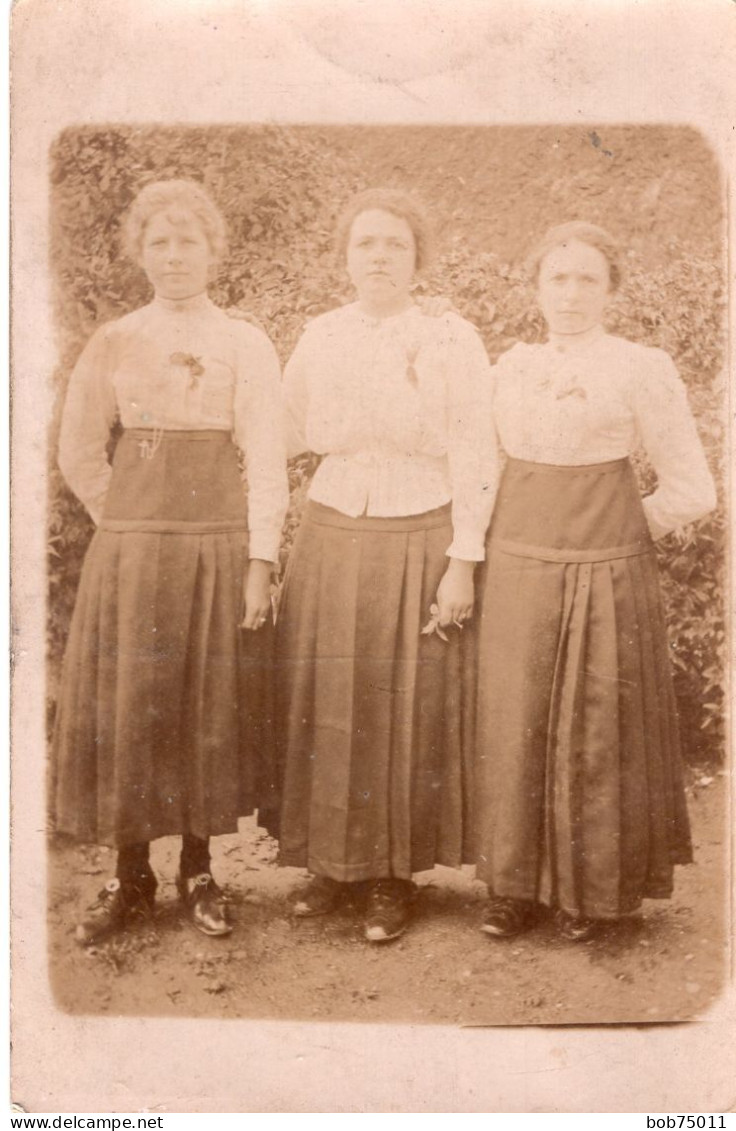 Carte Photo De Trois Jeune Femmes élégante Posant Dans Leurs Jardin Vers 1905 - Personnes Anonymes