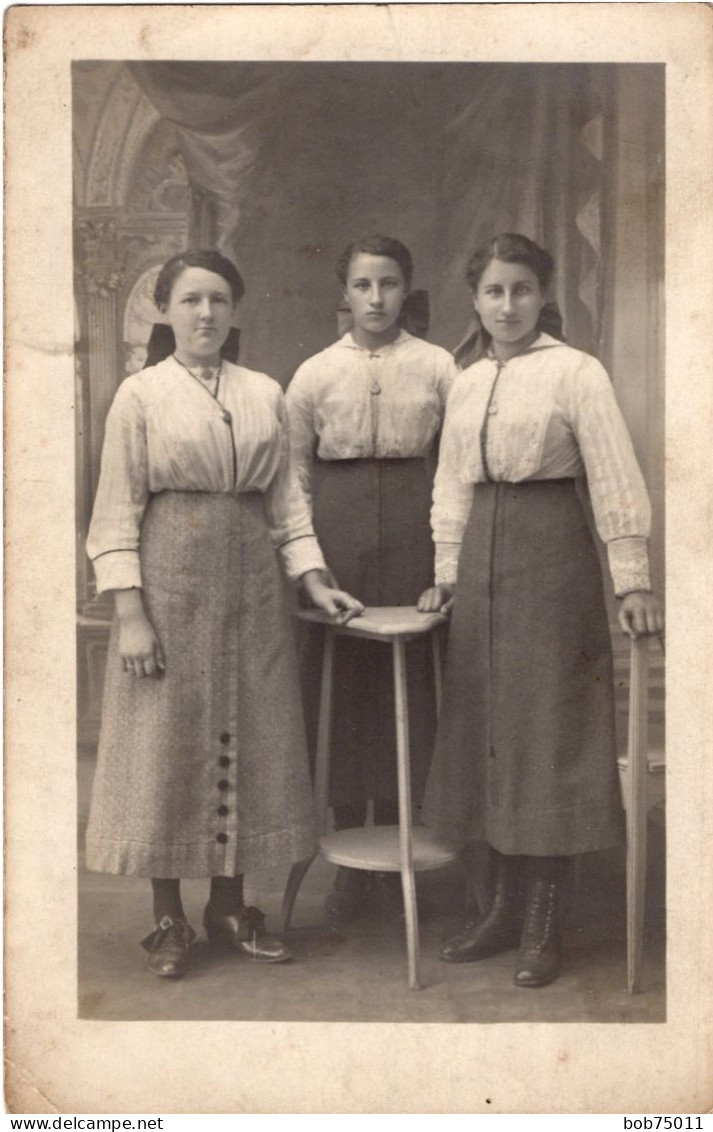 Carte Photo De Trois Jeune Filles élégante Posant Dans Un Studio Photo - Anonieme Personen