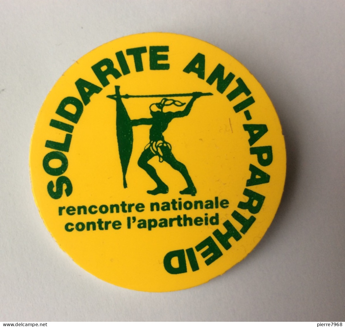Badge : SOLIDARITE ANTI-APARTHEID - Rencontre Nationale Contre L'apartheid - 1984 - Diamètre = 4cm - Non Classés