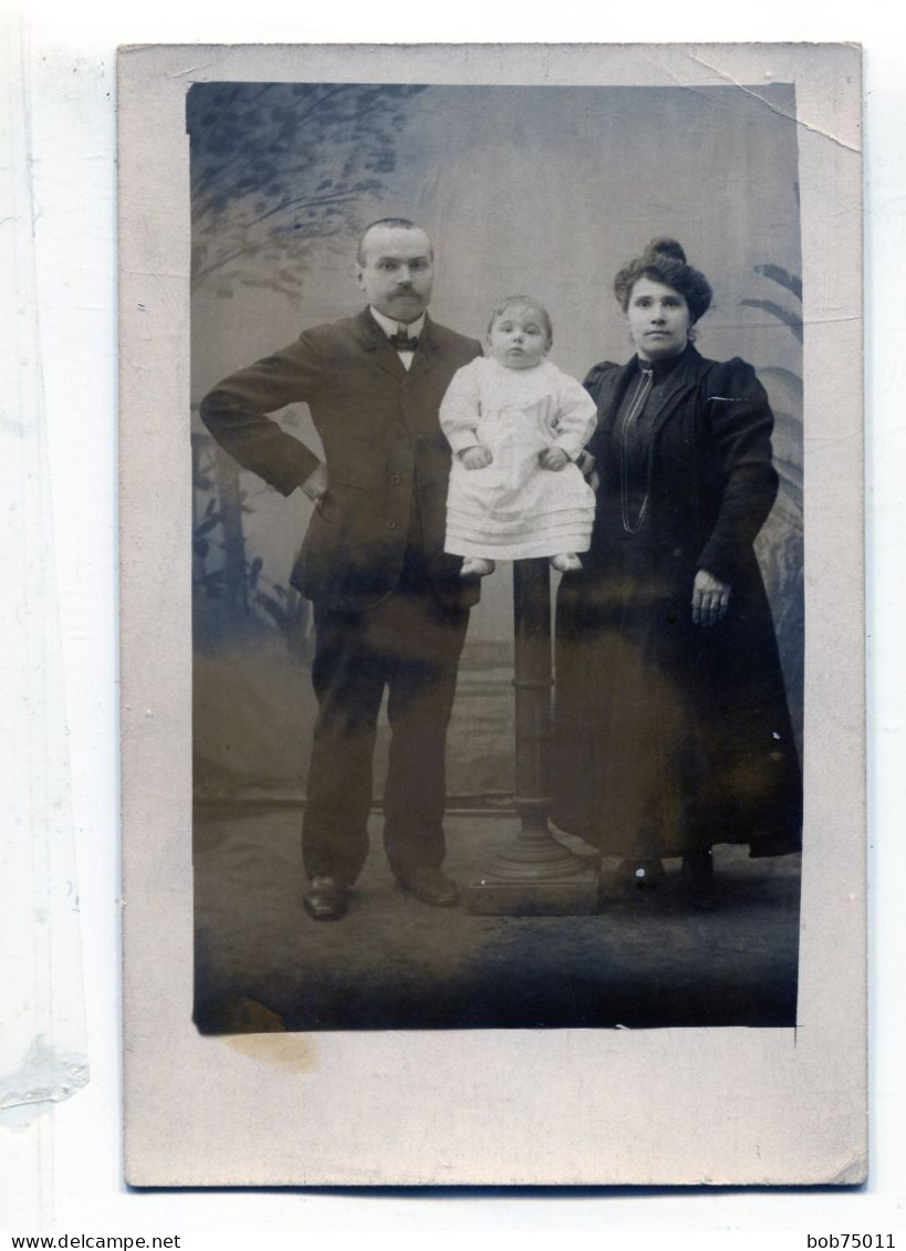 Carte Photo D'un Couple élégant Avec Leurs Bébé Posant Dans Un Studio Photo Vers 1910 - Anonieme Personen