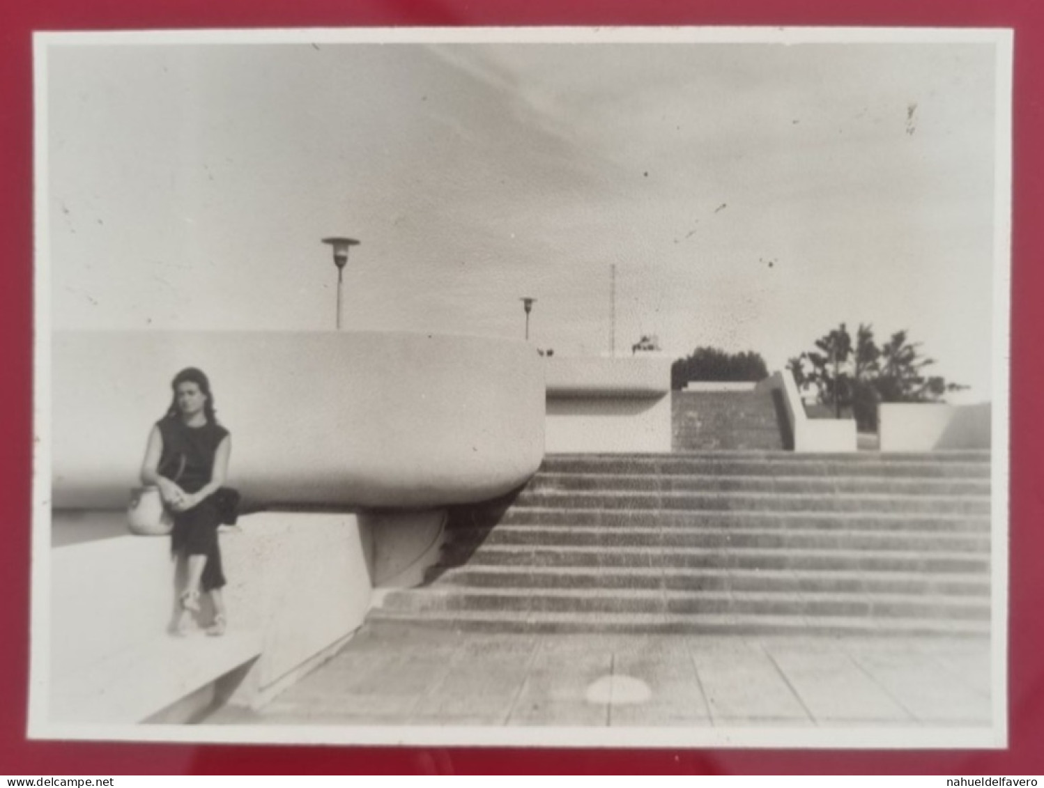 PH - Ph Original - Jeune Femme Assise Sur La Promenade Au Bord De La Mer - Anonieme Personen