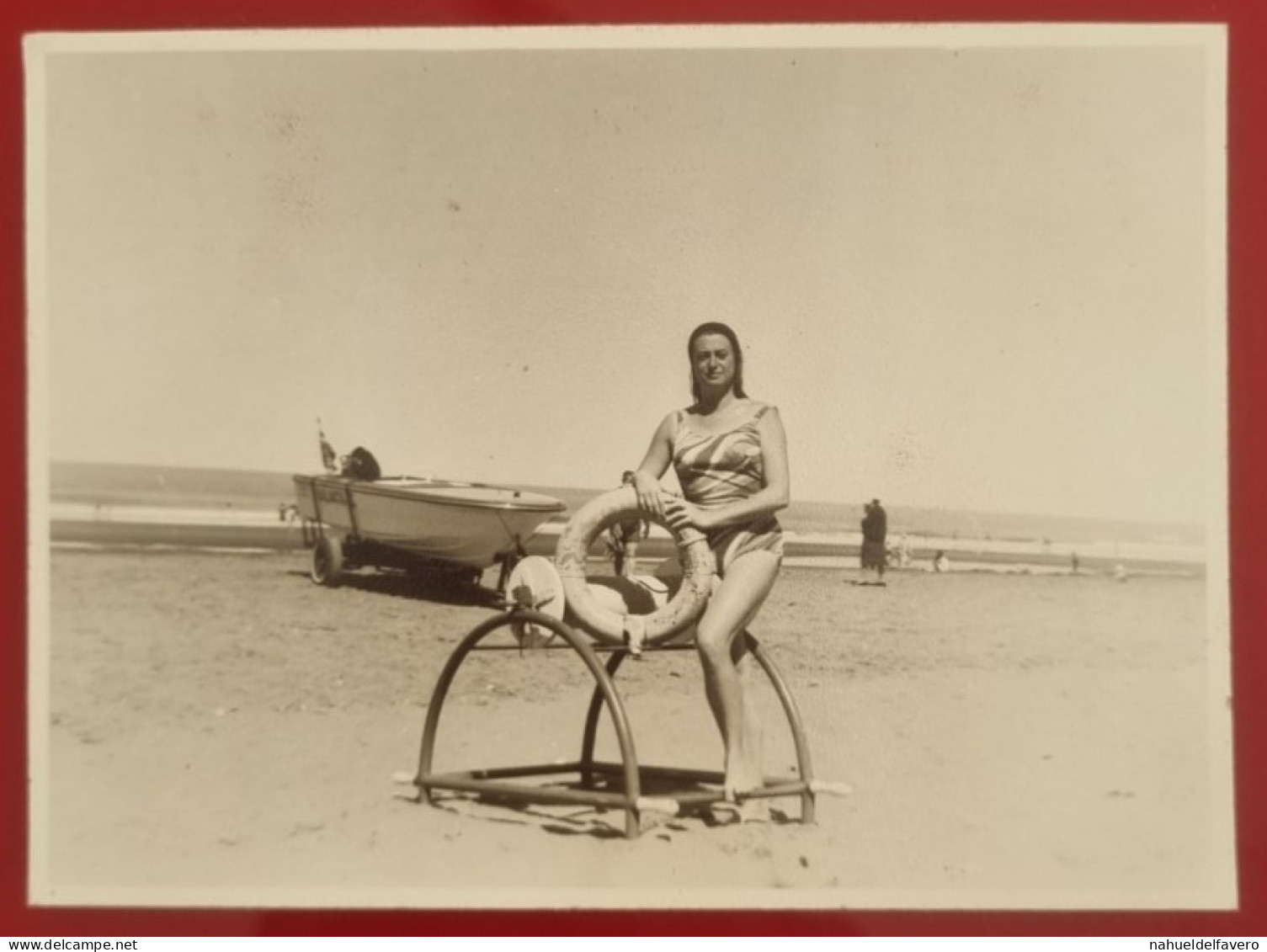 PH - Ph Original - Jeune Femme Posant à Côté Du Poste De Sauveteur Au Bord De La Mer - Personas Anónimos