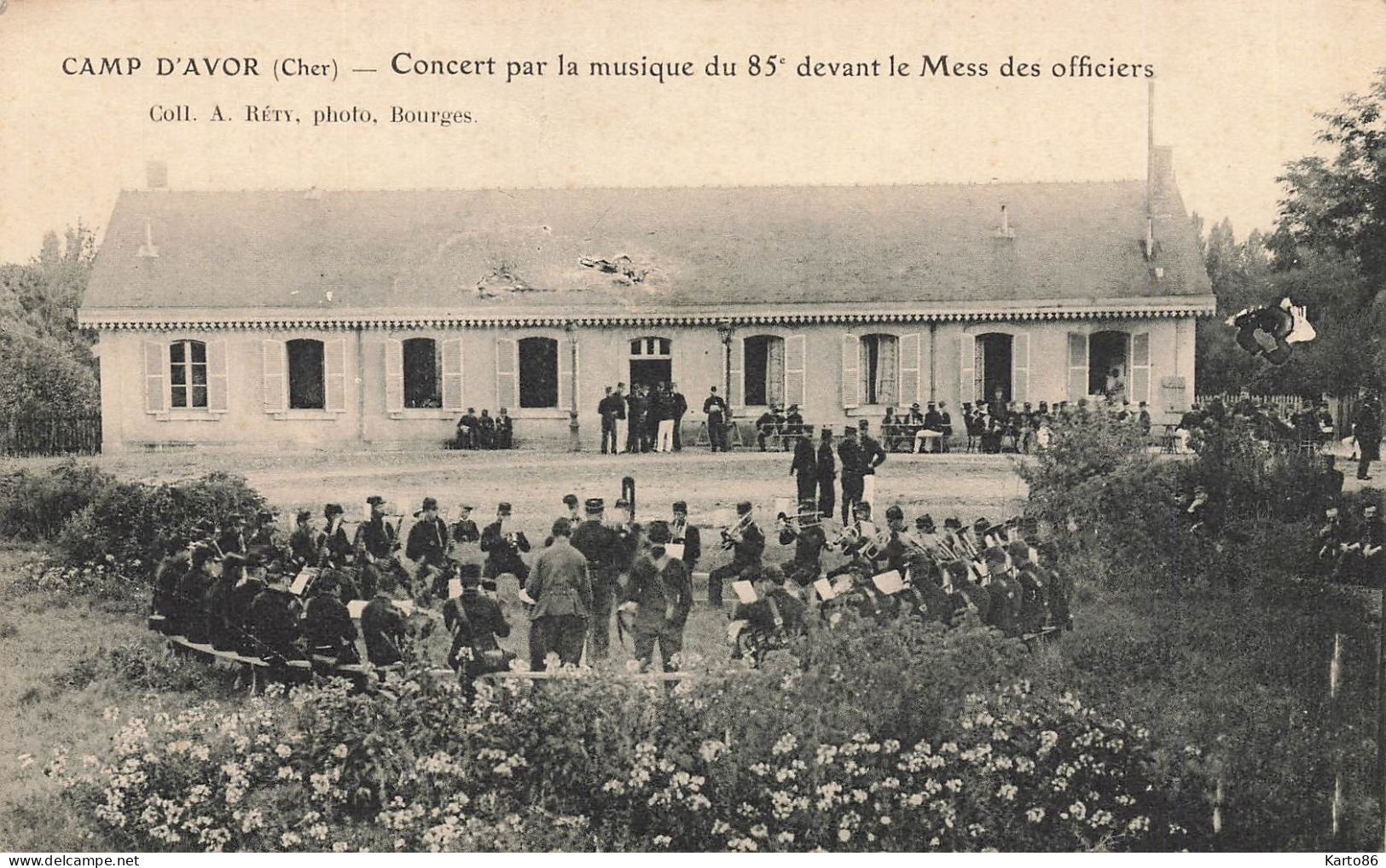 Avord * Le Camp Militaire * Concert Par La Musique Du 85ème Régiment Devant Le Mess Des Officiers * Militaria - Avord