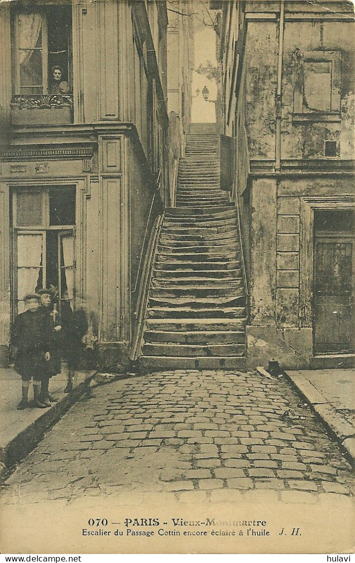 75  PARIS 18° - VIEUX MONTMARTRE - ESCALIER DU PASSAGE COTTIN ENCORE ECLAIRE A L' HUILE (ref 8718) - Arrondissement: 18