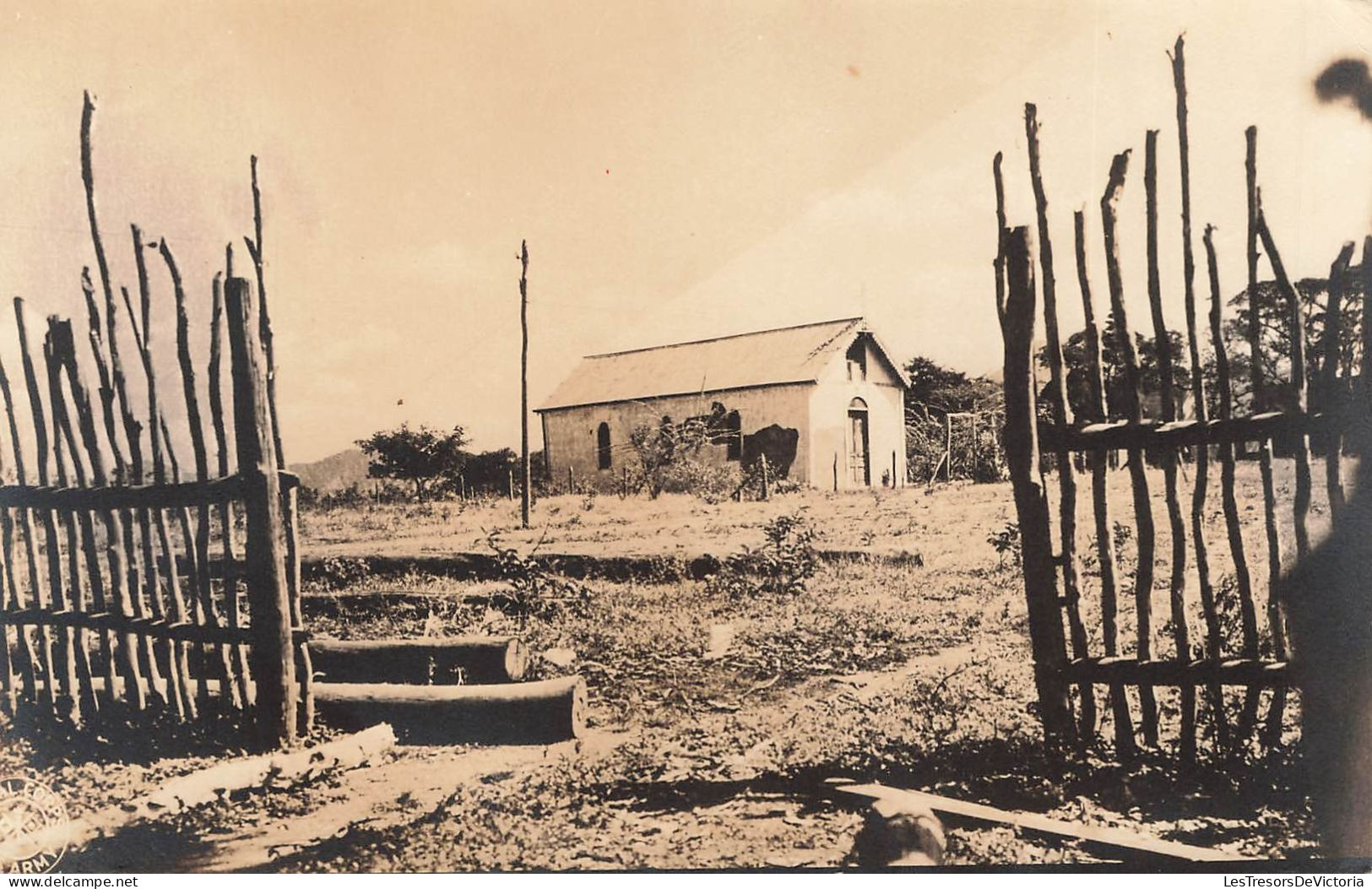 Carte Photo - NOUVELLE CALEDONIE - Chapelle Abandonnée - Clôture En Bois - Carte Postale Ancienne - Nueva Caledonia