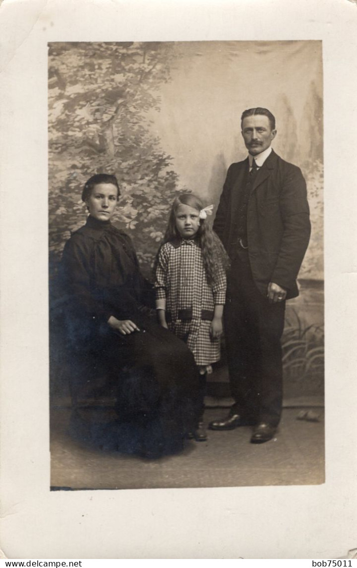 Carte Photo D'une Famille élégante Posant Dans Un Studio Photo En 1916 - Personnes Anonymes