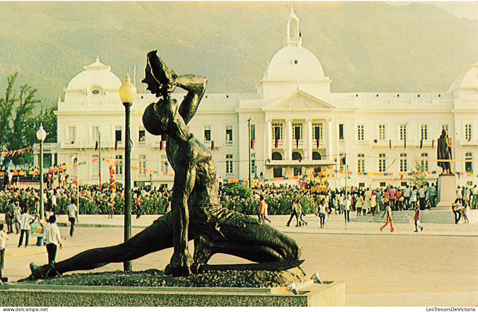ANTILLES - Maron And National Palace Haïti - The Negre Maron Statue Is A Tribute To The First Runaway - Carte Postale - Haiti