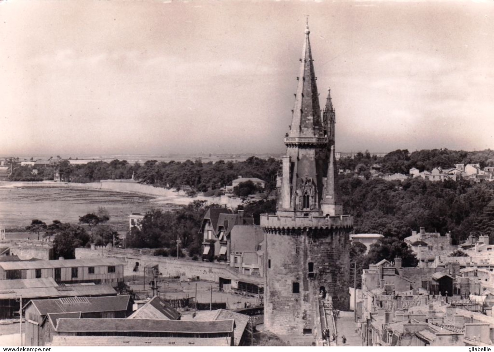 17 - Charente Maritime 6  LA ROCHELLE - Tour De La Lanterne - Vue De L Est - La Rochelle