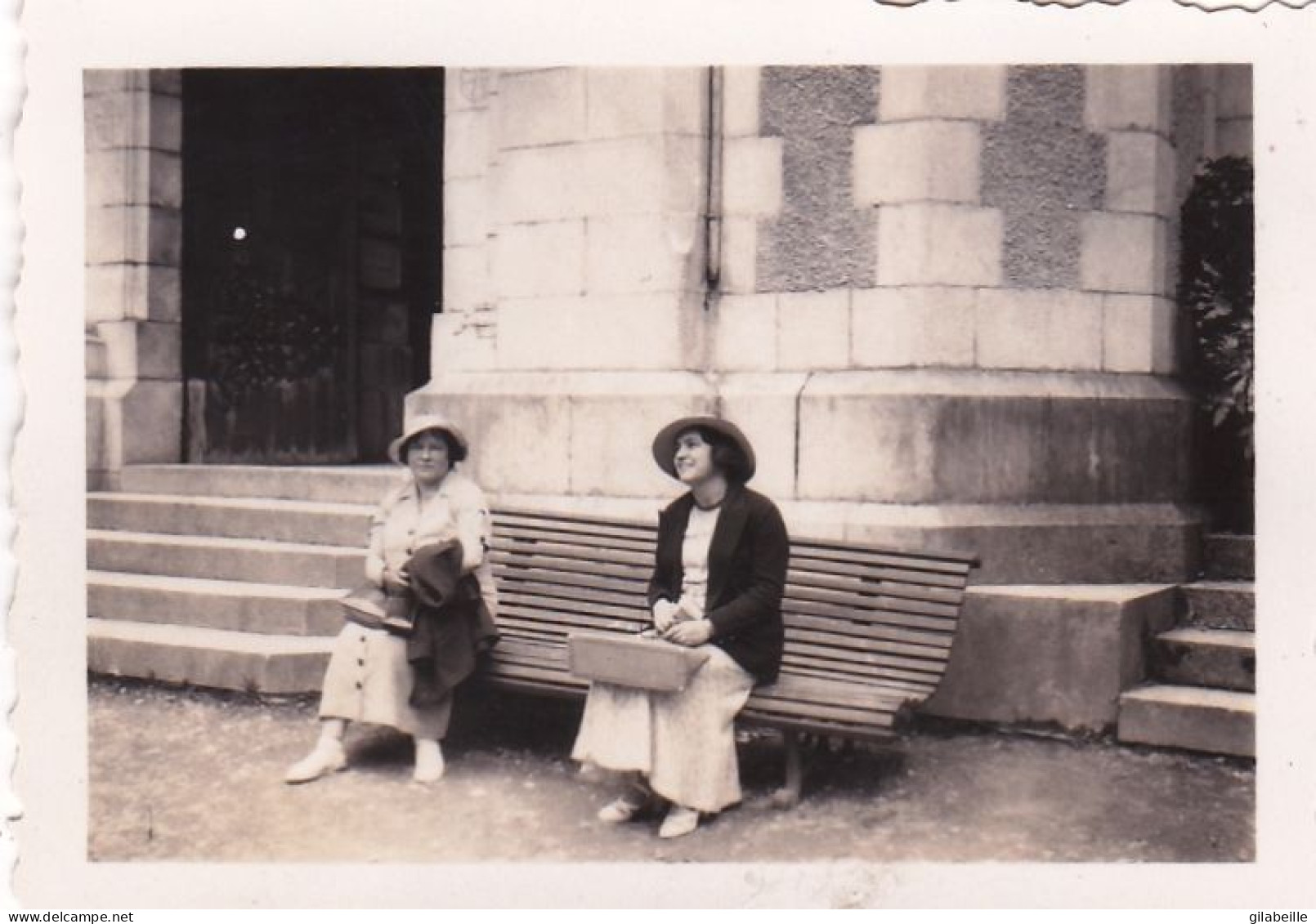 PHOTO 6.4 X 4.6 -   EAUX BONNES   ( 64 ) Devant L église - Aout 1934 - Places