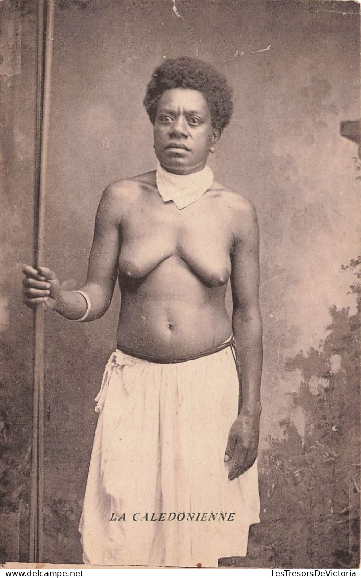 NOUVELLE CALEDONIE - La Calédonienne - Animé - Femme Seins Nus - Carte Postale Ancienne - Nieuw-Caledonië