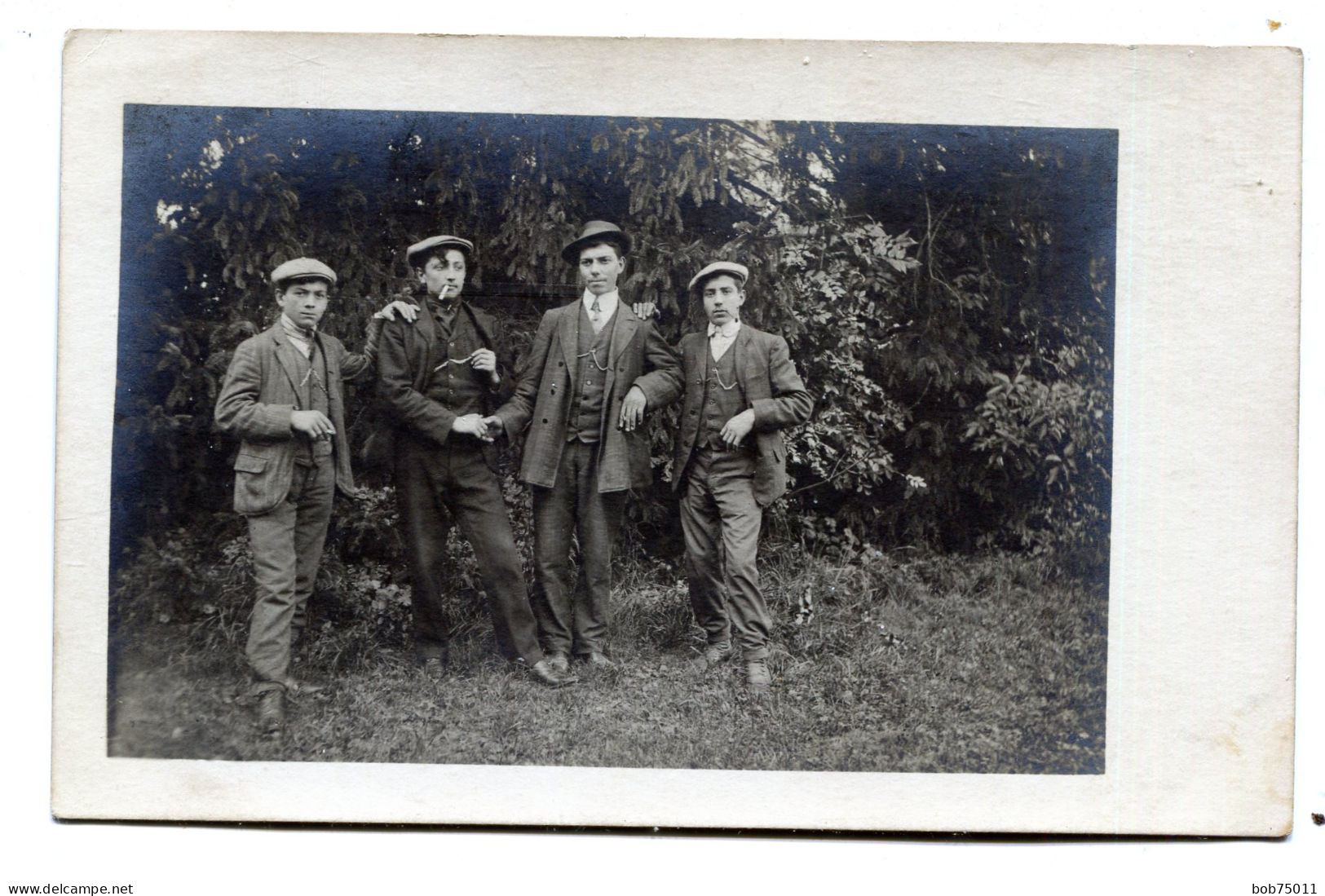 Carte Photo De Quatre Jeune Garcon élégant Posant Dans Un Jardin Vers 1920 - Personnes Anonymes