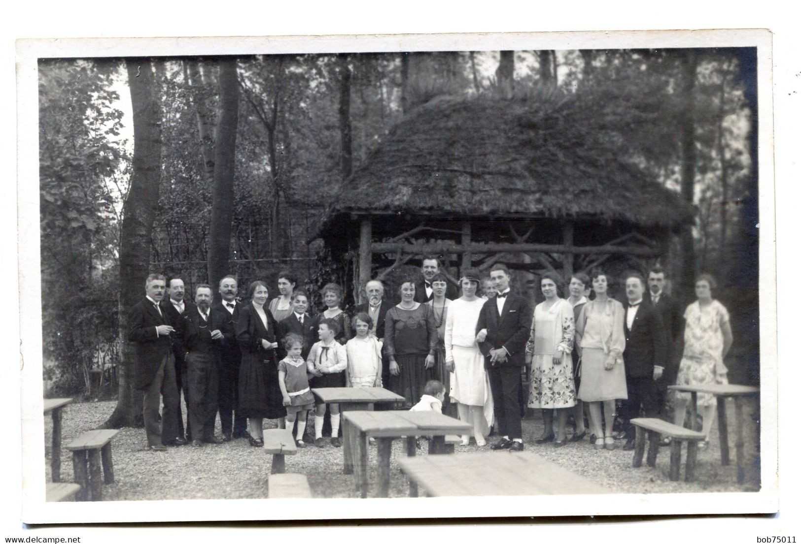 Carte Photo D'un Couple De Marier Avec Leurs Deux Famille Posant A La Terrasse D'un Restaurant Vers 1920 - Anonymous Persons